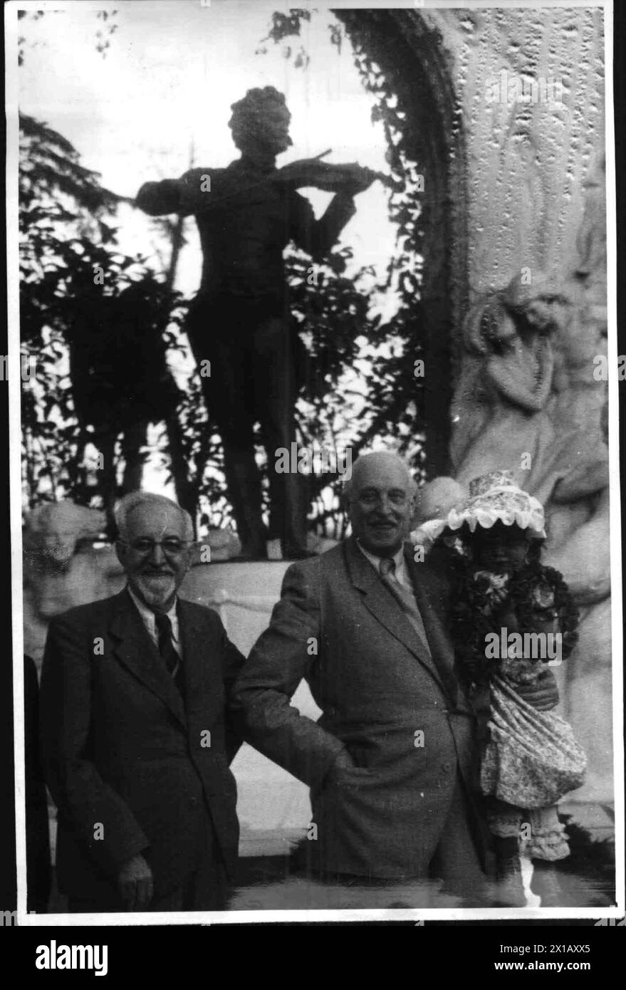 Quatre-vingts ans le Danube Bleu, ministre Heinl avec un enfant Altwiener sur le bras, à côté du mortier vice-maire devant le monument Strauss dans le parc de la ville, 22.09.1947 - 19470922 PD0002 - Rechteinfo : droits gérés (RM) Banque D'Images