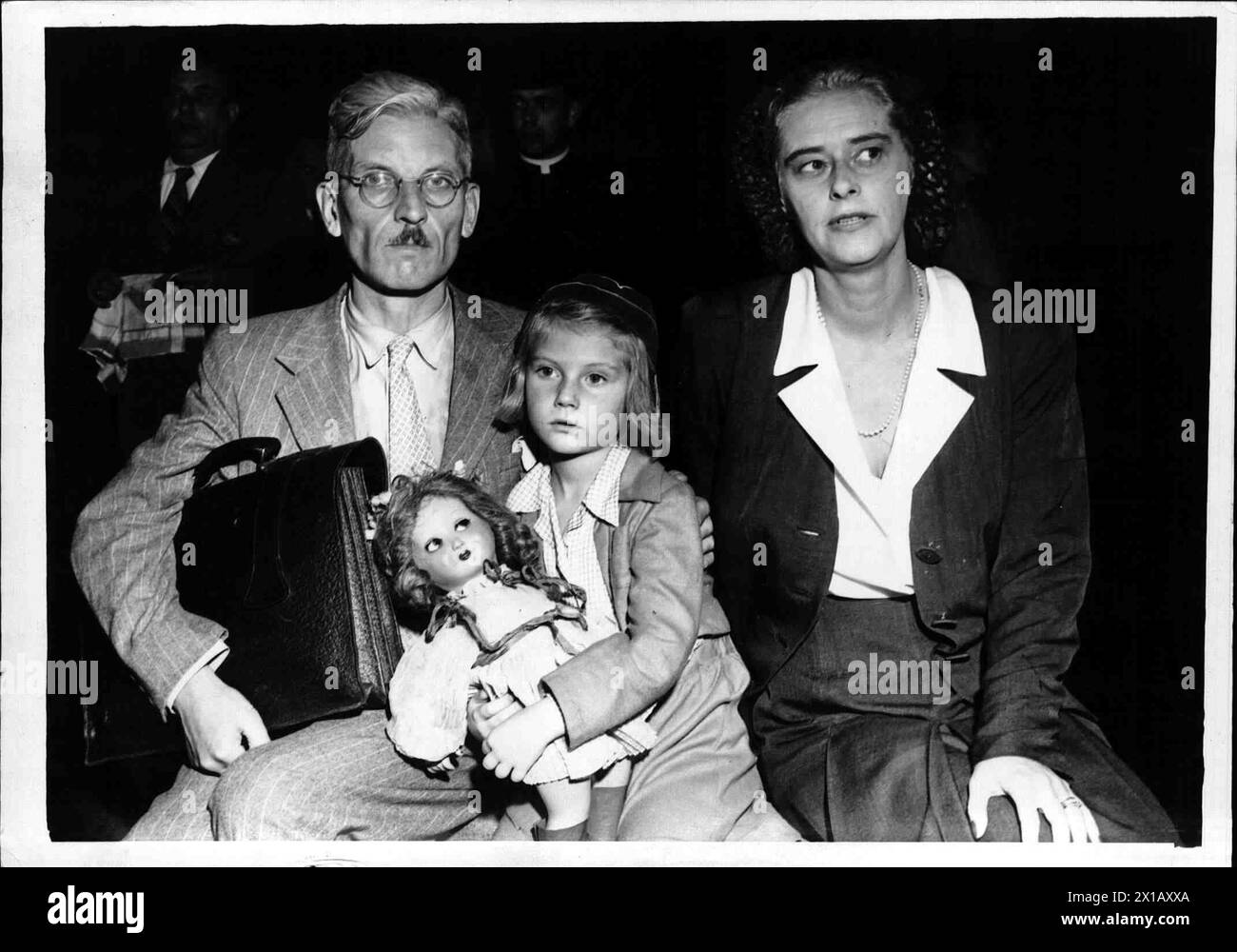 Kurt Schuschnigg et sa famille à leur arrivée à New York, Kurt Schuschnigg (à gauche) garde un portfolio en main. Sa femme, l'ancienne comtesse Vera Fugger von Babenhausen assise à gauche, au milieu de leur fille de six ans 'Cissy' avec une poupée à la main., 06.09.1947 - 19470906 PD0004 - Rechteinfo : droits gérés (RM) Banque D'Images