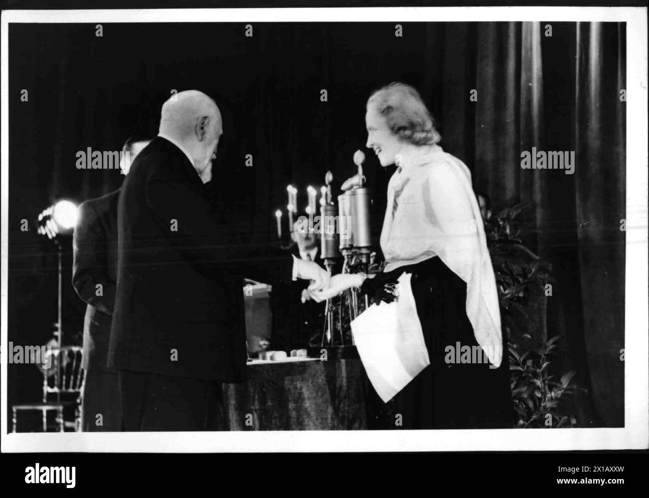 Réunion de célébration au jour des Nations Unies au Burgtheater (Théâtre National autrichien), Président fédéral coureur à la remise de la bague d'honneur à Helen Thimig-Reinhardt, 26.06.1947 - 19470626 PD0006 - Rechteinfo : droits gérés (RM) Banque D'Images