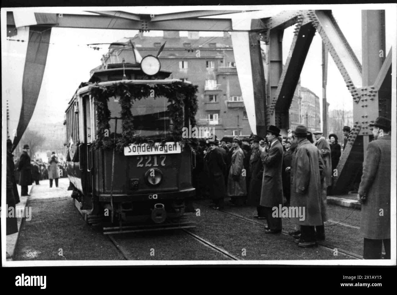 Lancement du Stadionbruecke (pont du Stadion), le wagon de tramway à la première personne passant le pont, 03.12.1947 - 19471203 PD0002 - Rechteinfo : Rights Managed (RM) Banque D'Images