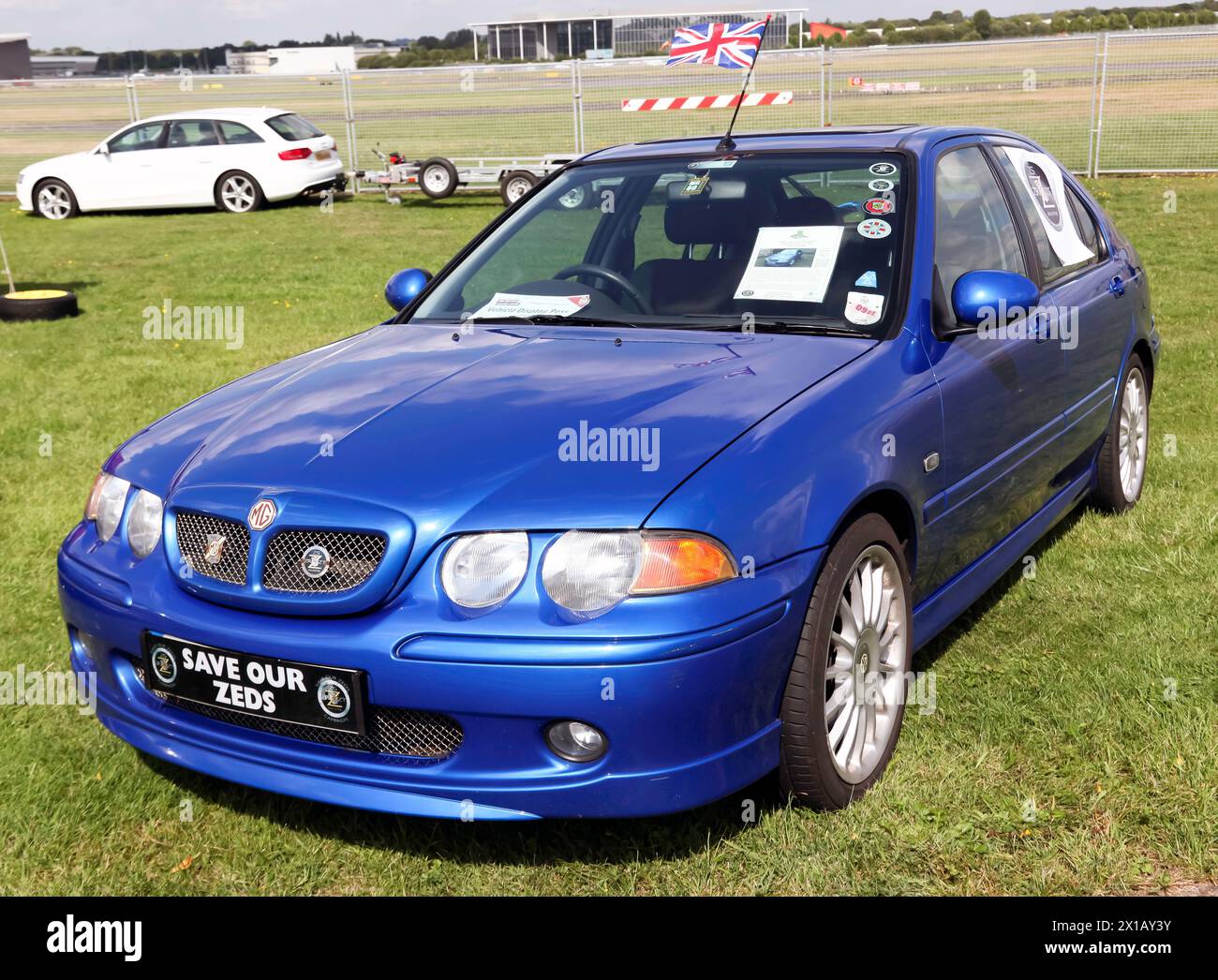 Vue de trois quarts de face d'une 2001, Blue, MG, ZS180 exposée par le club de voitures MG ZED Register, au salon de l'automobile britannique de 2023 Banque D'Images