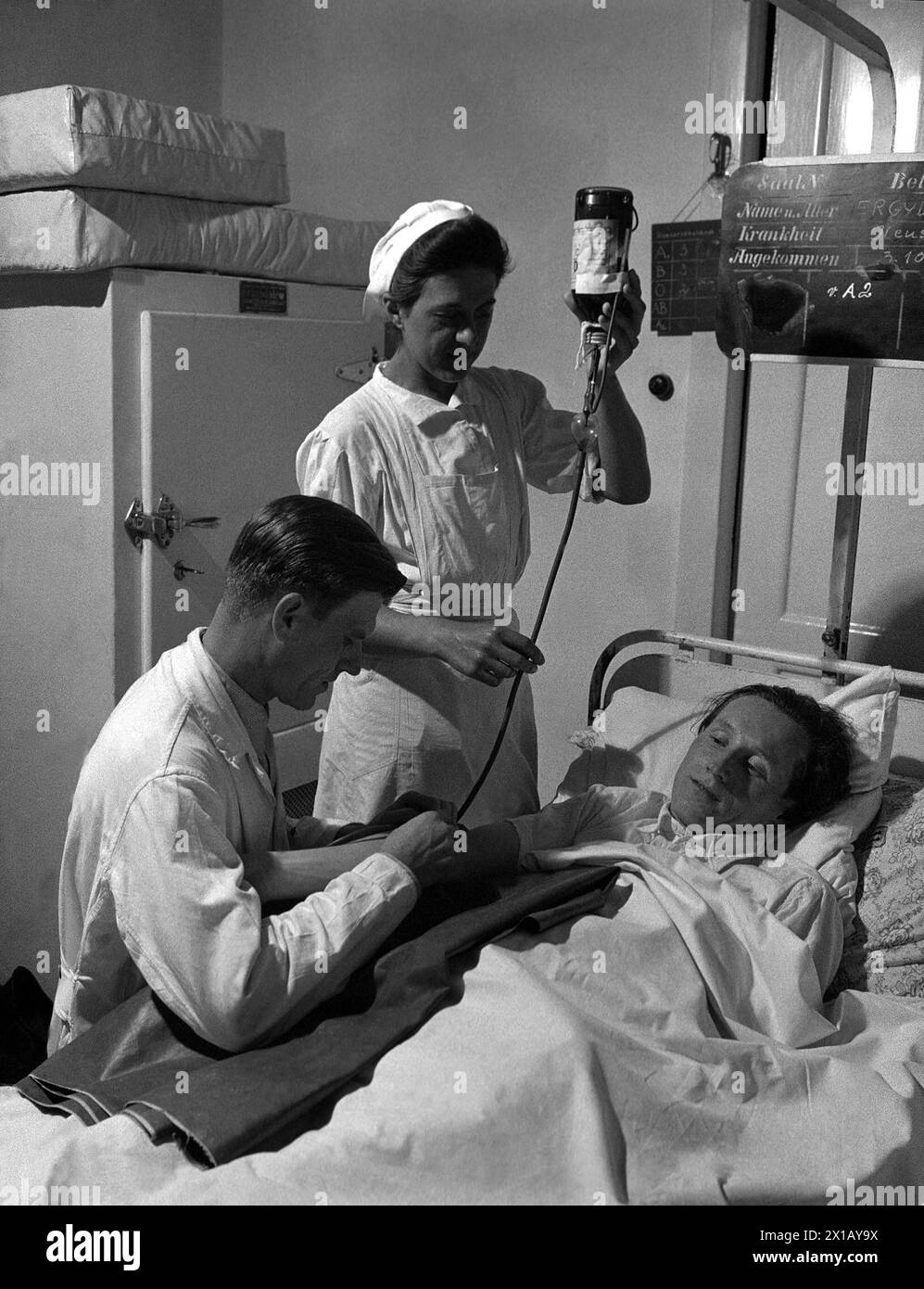 Infirmerie, publique, première clinique chirurgicale : initiation de la première banque de sang à Vienne. Transfusion sanguine, 07.10.1948 - 19481007 PD0002 - Rechteinfo : droits gérés (DG) Banque D'Images