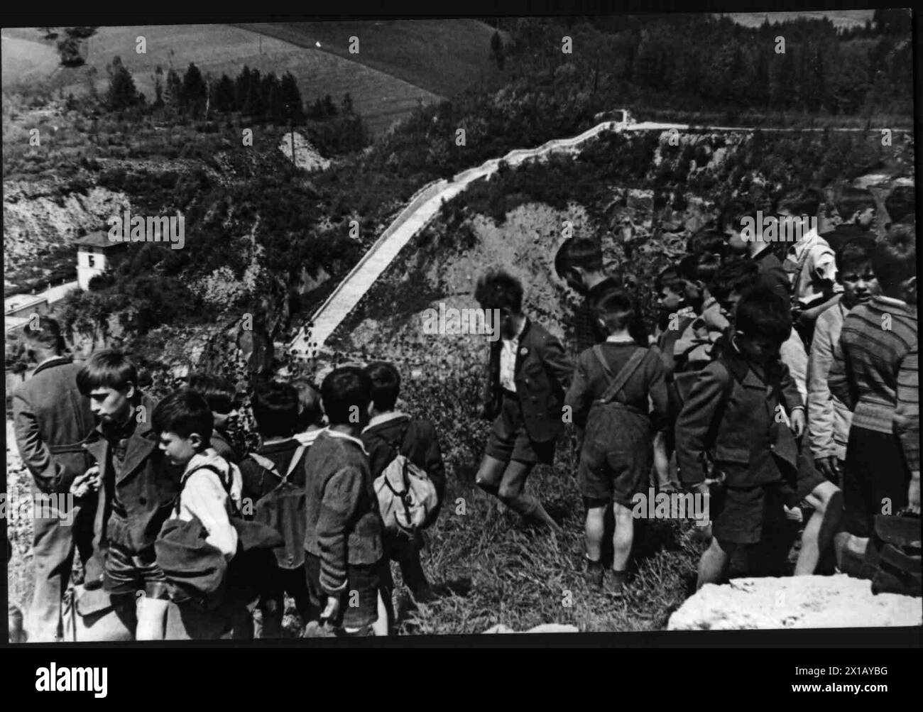 Camp de concentration Mauthausen, écolier en vue sur l'ancien camp de concentration, 1949 - 19490101 PD1695 - Rechteinfo : droits gérés (RM) Banque D'Images