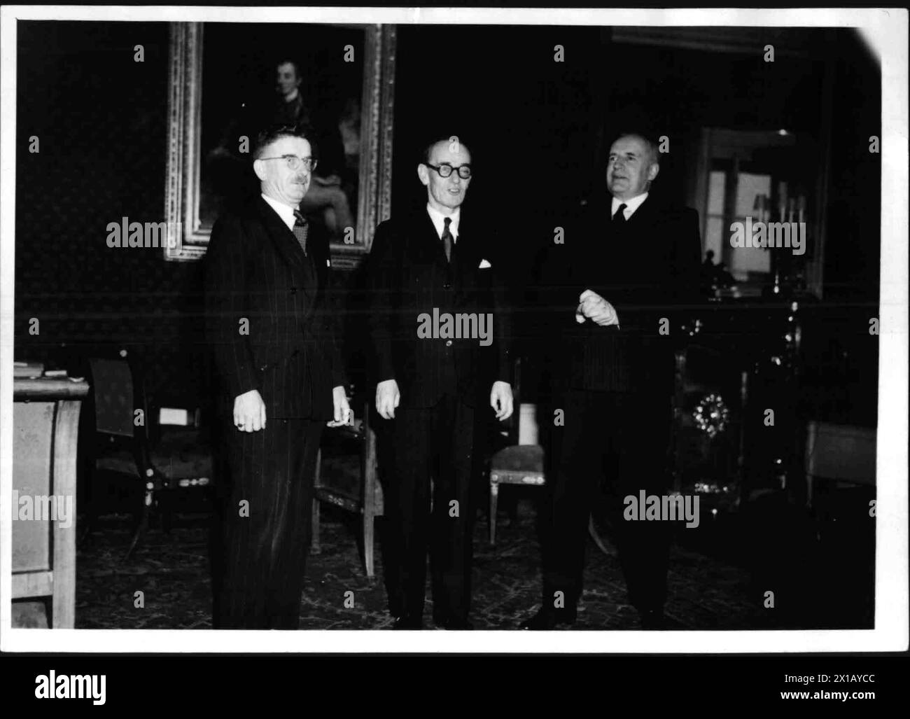 Bundeskanzler Figl avec Lord Henderson et Sir Cecil Bertrand Jerram, le Bundeskanzler avec le sous-secrétaire d'État au ministère britannique des Affaires étrangères Lord Henderson et l'avocat britannique en Autriche Sir Bertrand Jerram, 02.02.1949 - 19490202 PD0001 - Rechteinfo : Rights Managed (RM) Banque D'Images