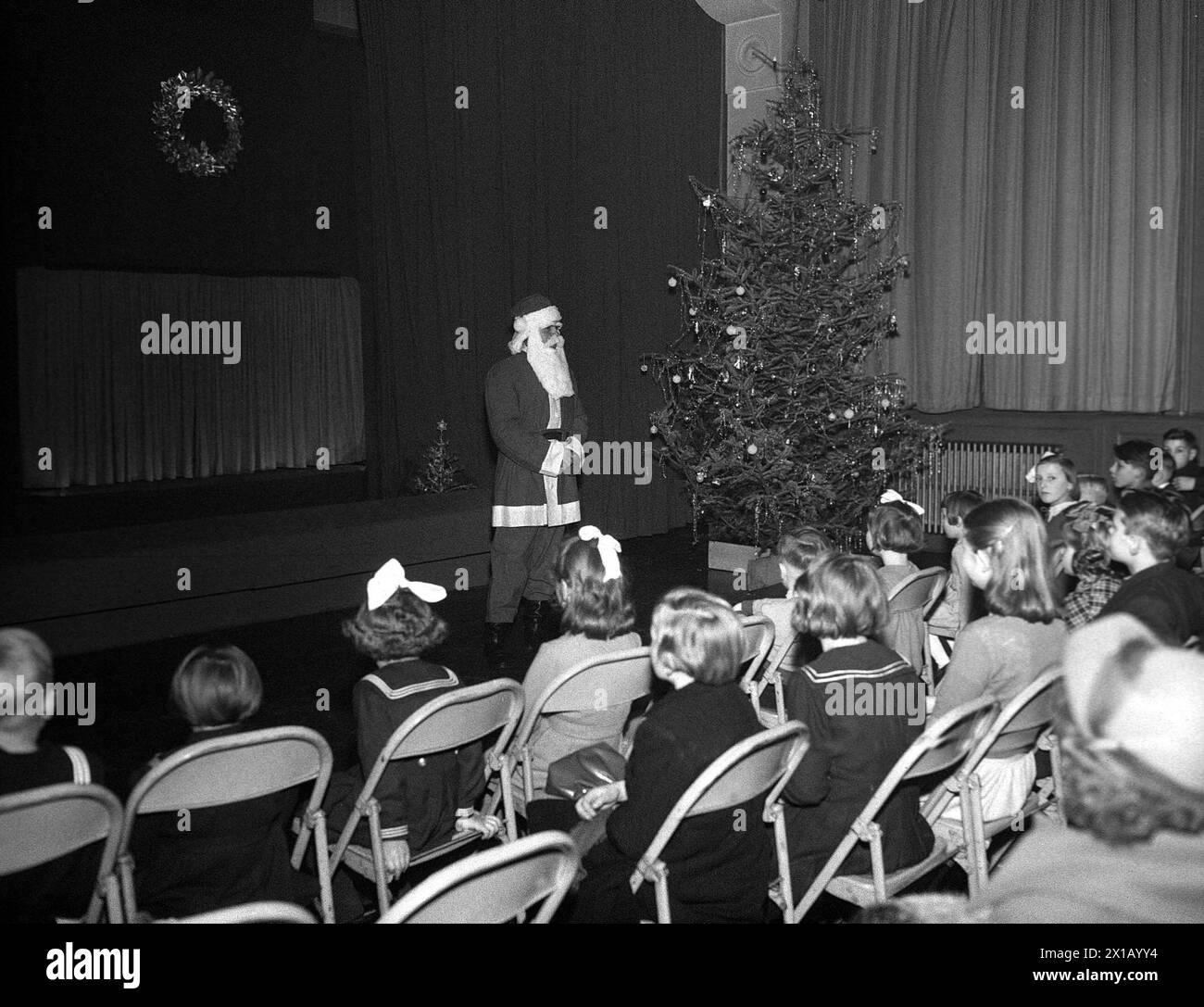 Noël, fête de Noël à l'hôpital viennois de l'occupation américaine pour les enfants du préposé autrichien. Père Noël entretenir les enfants, 21.12.1951 - 19511221 PD0002 - Rechteinfo : droits gérés (RM) Banque D'Images