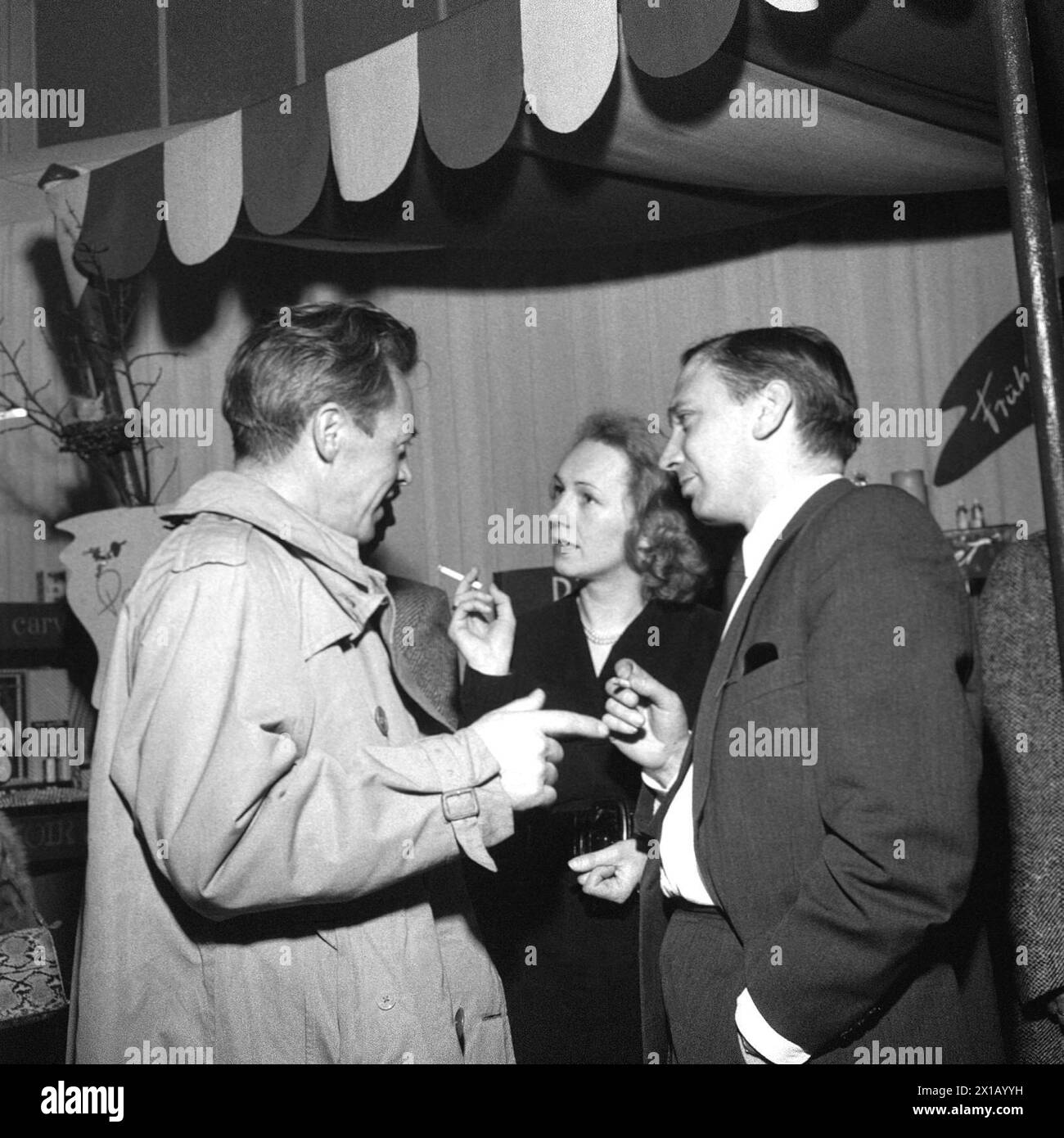 Exposition 'Welt der Frau' dans la chambre de commerce d'Innsbruck, Docney avec imagerie par résonance magnétique. Siemer, directeur de l'exposition américaine., 1952 - 19520101 PD1505 - Rechteinfo : droits gérés (RM) Banque D'Images