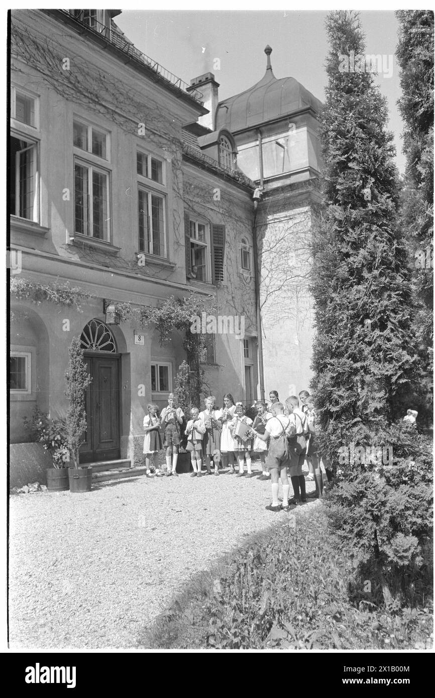 La Trapp-Familie a visité Salzbourg, chaîne de montagnes en costume traditionnel à la production de musique, 1952 - 19520101_PD2134 - Rechteinfo : droits gérés (RM) Banque D'Images