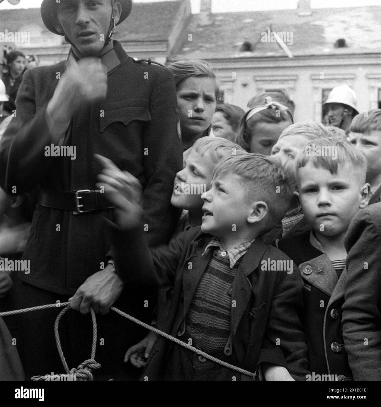 Transport du Pummerin de Linz à Vienne, enfants spectateurs, 25.04.1952 - 19520425 PD0025 - Rechteinfo : droits gérés (RM) Banque D'Images