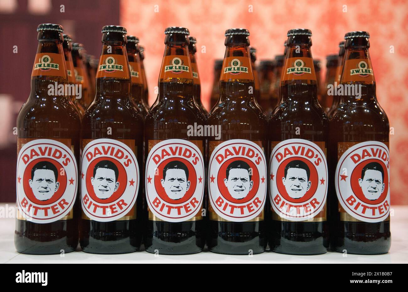 David Miliband a créé une bière sur le thème de la bière dans un pub simulé appelé « The Red Ed Inn » lors de la conférence conservatrice 2013, tenue à Manchester Central. Banque D'Images