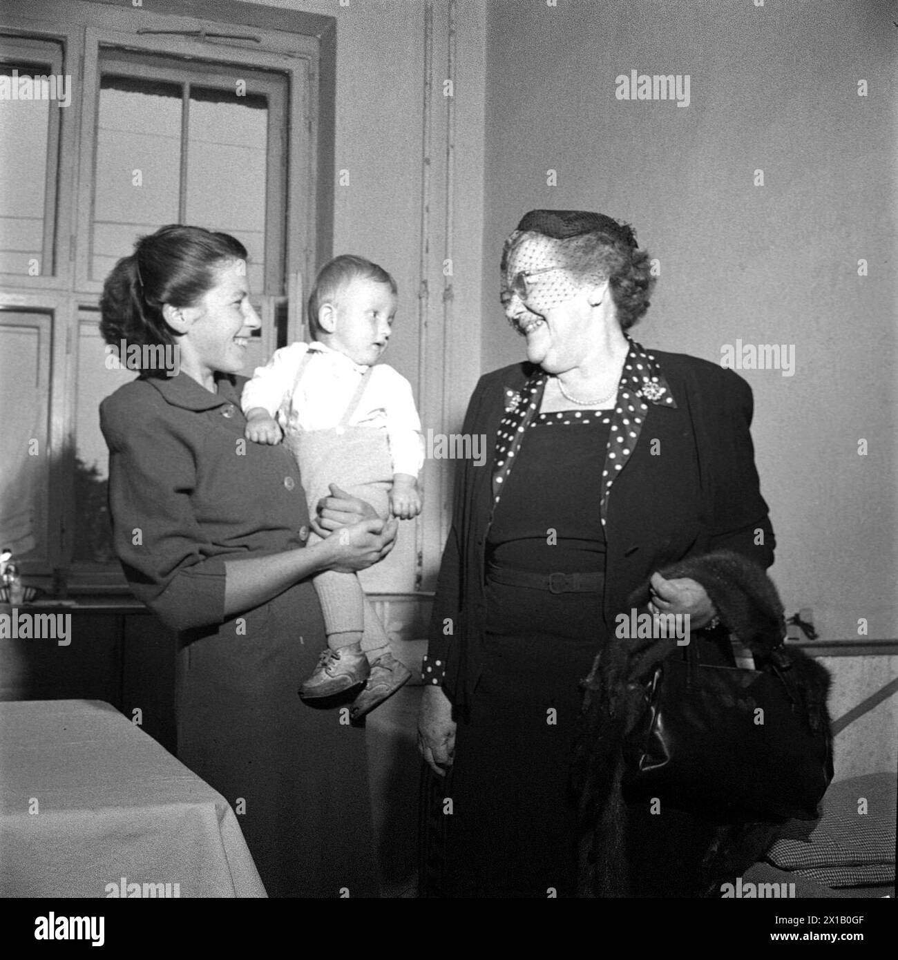 Fugitive, Dorothy Houghton lors d'une visite d'information dans le campement du P. E. P. 1001 à poisson-chat avec une femme et un enfant réfugiés, 03.10.1953 - 19531003 PD0011 - Rechteinfo : droits gérés (RM) Banque D'Images