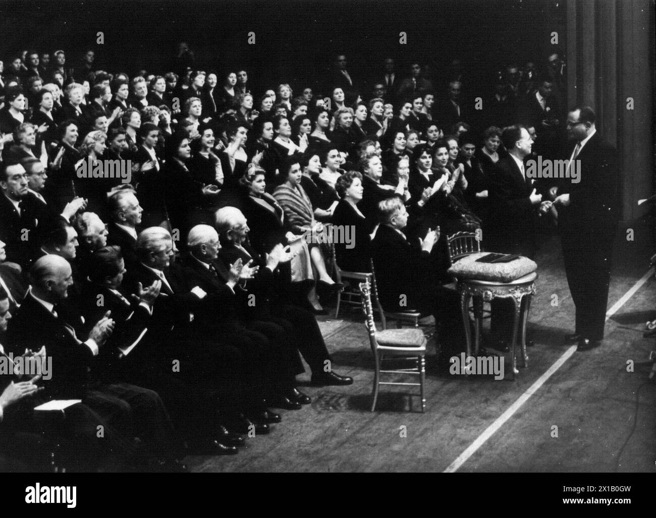 Opéra d'État de Vienne, prestation clé du ministre de l'éducation Drimmel à Charles Boehm, 1954 - 19540101 PD1954 - Rechteinfo : Rights Managed (RM) Banque D'Images