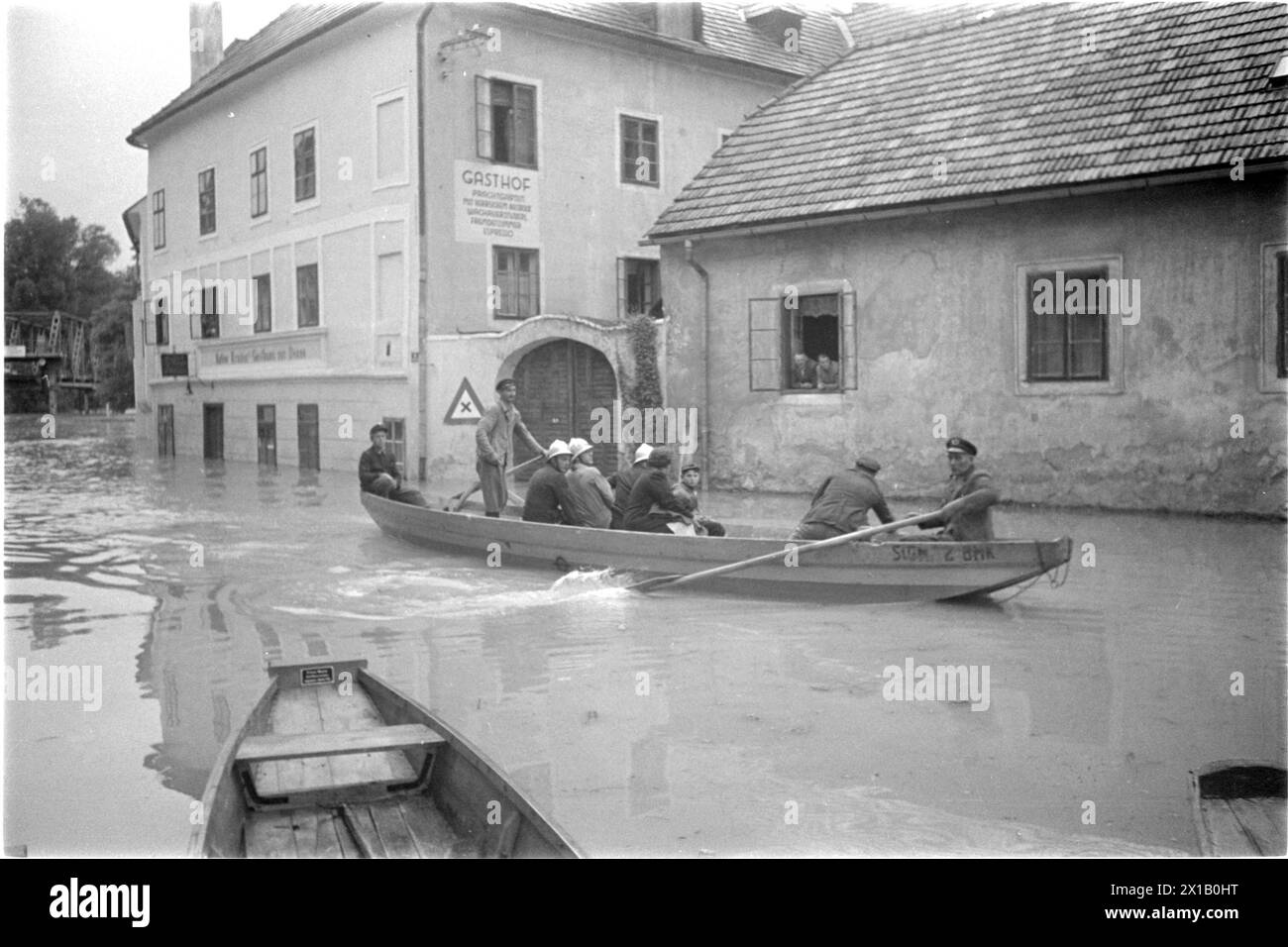 Dégâts causés par les inondations à Linz et ses environs, pompier, dégâts causés par les inondations à Linz et ses environs, voyage des pompiers en barge à travers la rue des inondations, 1954 - 19540101 PD2122 - Rechteinfo : droits gérés (RM) Banque D'Images