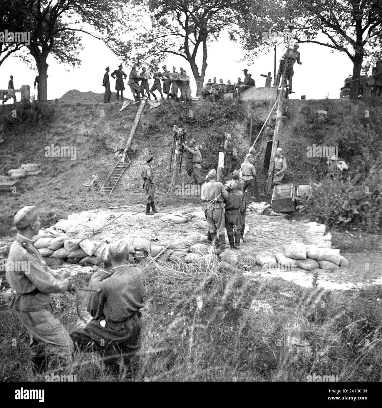 De l'autre côté de l'eau le Danube foulé menaçant la digue, de l'autre côté de l'eau foulé le Danube menaçant la digue de la route inter-états 9 de percer. Voiture d'équipage à la pile de sacs de sable au calfeutrage, 15.07.1954 - 19540715 PD0003 - Rechteinfo : droits gérés (RM) Banque D'Images