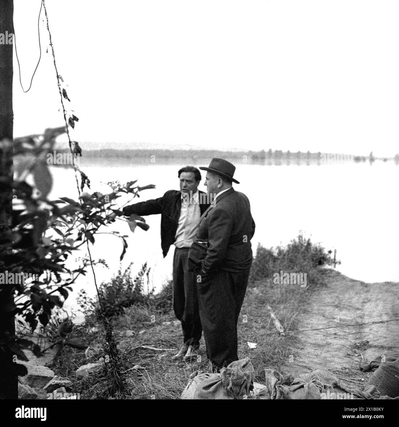 De l'autre côté de l'eau le Danube foulé menaçant la digue, de l'autre côté de l'eau foulé le Danube menaçant la digue de la route inter-états 9 de percer. voiture d'équipage à la pile de sacs de sable au calfeutrage. Casque Oskar à la perambulation, 15.07.1954 - 19540715 PD0004 - Rechteinfo : droits gérés (RM) Banque D'Images
