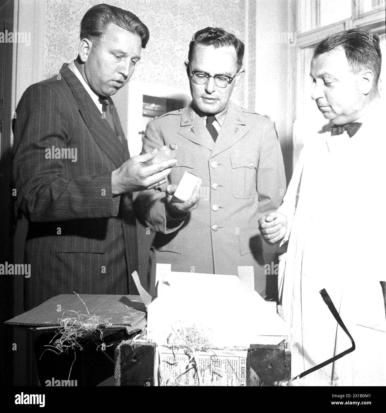 Autorités d'occupation américaines fixées à cause de, autorités d'occupation américaines fixées à cause du danger d'épidémie pendant la catastrophe des inondations vaccin contre le typhus à l'élimination. Boîte avec le vaccin sont ouverts, 17.07.1954 - 19540717 PD0018 - Rechteinfo : droits gérés (RM) Banque D'Images