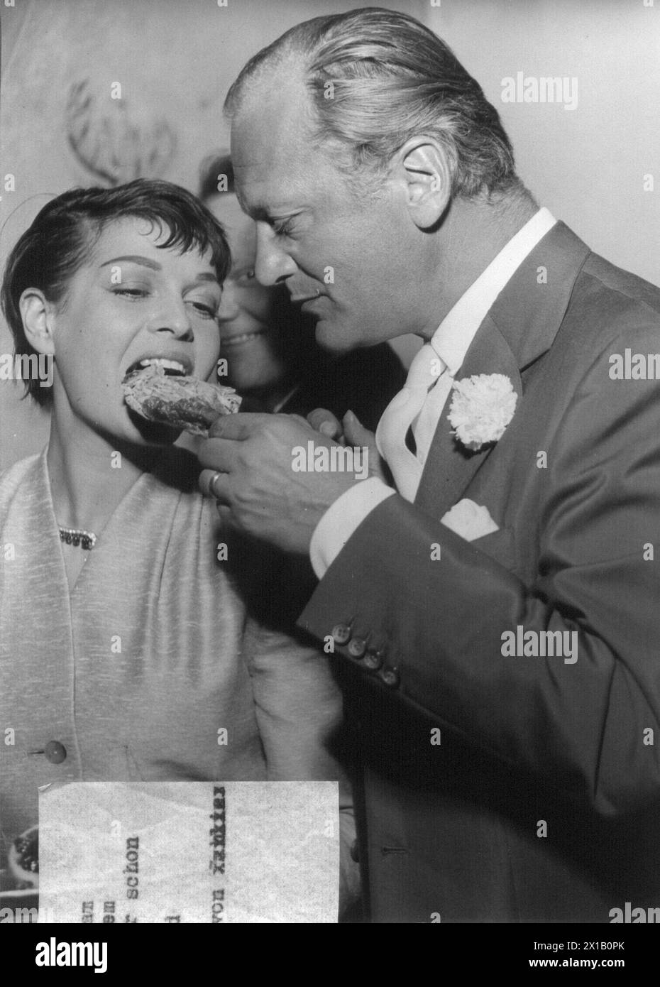Curd Juergens avec Eve Bartok, à la cérémonie de mariage., 1955 - 19550101 PD4813 - Rechteinfo : droits gérés (RM) Banque D'Images