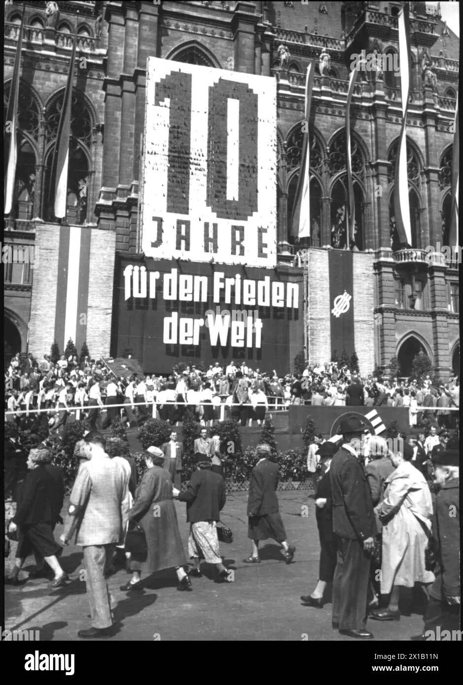 Premier mai 1955, manifestation du 1er mai du Parti social-démocrate autrichien (SPOe). Manifestation sur la place de la mairie de Vienne, 01.05.1955 - 19550501 PD0069 - Rechteinfo : droits gérés (RM) Banque D'Images