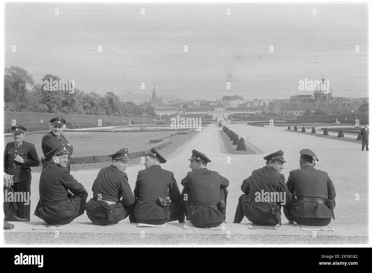 Traité, la police autrichienne en pause dans le parc du château depuis le Belvédère, 15.05.1955 - 19550515 PD0132 - Rechteinfo : droits gérés (RM) Banque D'Images