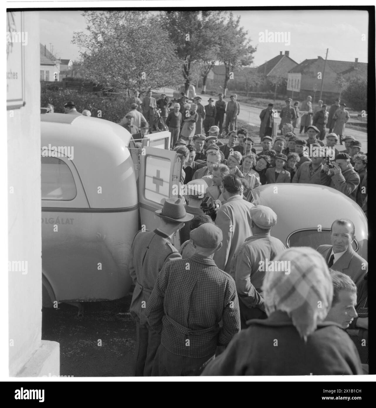 Soulèvement hongrois : Ambulance de la Croix-Rouge hongroise, une voiture de la Croix-Rouge avec hayon à ouverture, derrière elle debout d'une foule, 1956 - 19560101 PD2732 - Rechteinfo : droits gérés (RM) Banque D'Images