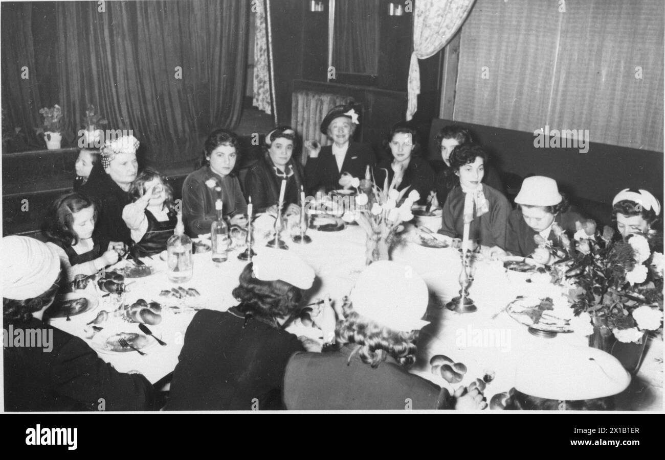 Prime juive à Vienne, groupe de femmes à la plaque, 1956 - 19560101 PD3162 - Rechteinfo : droits gérés (RM) Banque D'Images