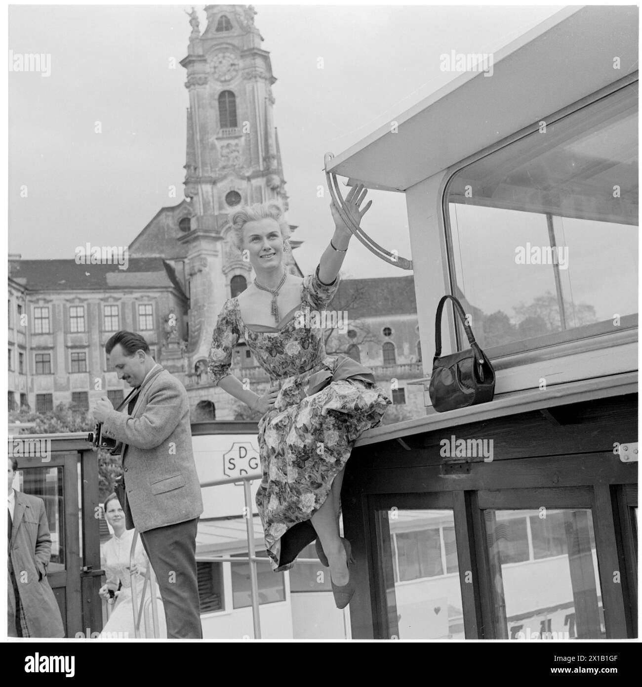 Tournage du film 'dort in der Wachau' à Duernstein, scène photo sur un navire de la DDSG, un clocher, femme assise au navire., 1957 - 19570101 PD2157 - Rechteinfo : droits gérés (RM) Banque D'Images