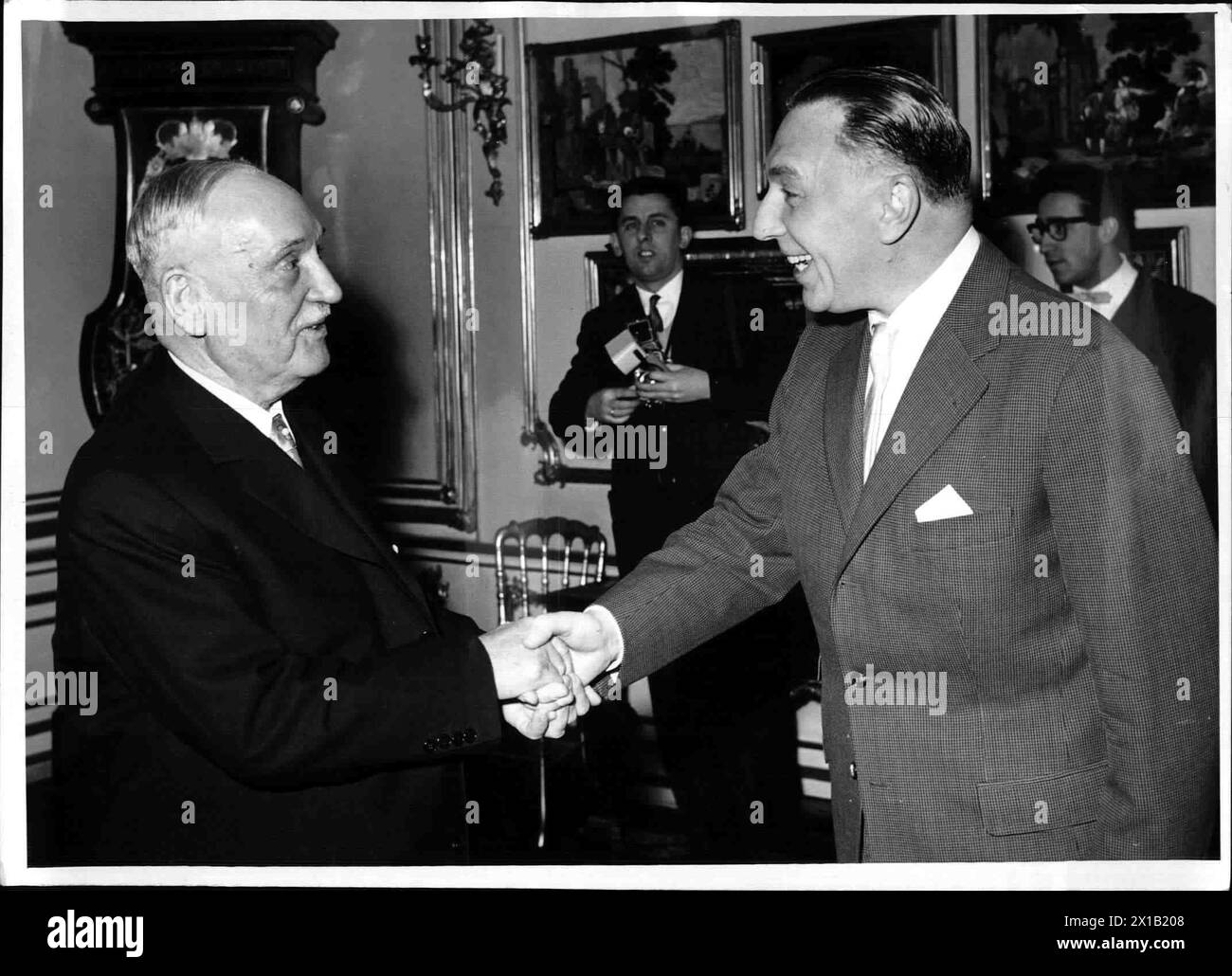 Réception au palais de Hofburg, le président fédéral Dr Schaerf salue l'acteur Theo Lingen, photographe, 1959 - 19590101 PD5227 - Rechteinfo : Rights Managed (RM) Banque D'Images