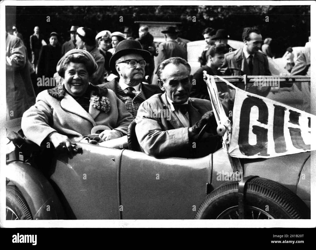 Action 'Kuenstler helfen Kuenstlern', Annie Rosar et Otto Tressler assis dans une voiture de vétéran et conduisant à travers la Ringstrasse, 1959 - 19590101 PD2239 - Rechteinfo : droits gérés (RM) Banque D'Images