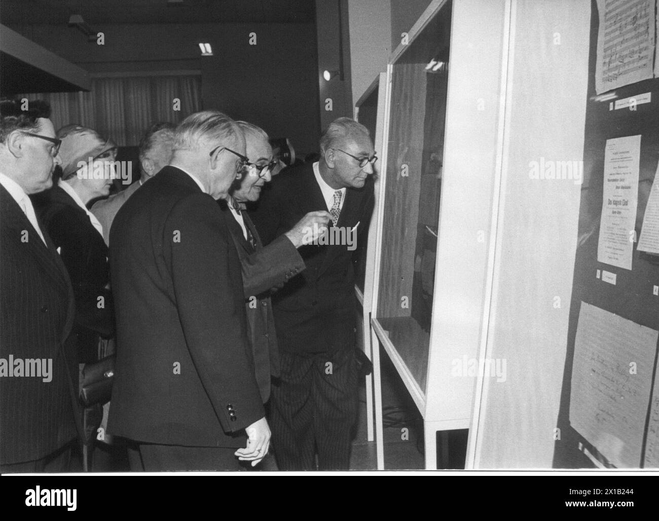 Gustav-Mahler-exposition, Bruno Walter visite de l'exposition, total près de la vitrine Mayor Jonas, 01.05.1960 - 19600501 PD0065 - Rechteinfo : Rights Managed (RM) Banque D'Images