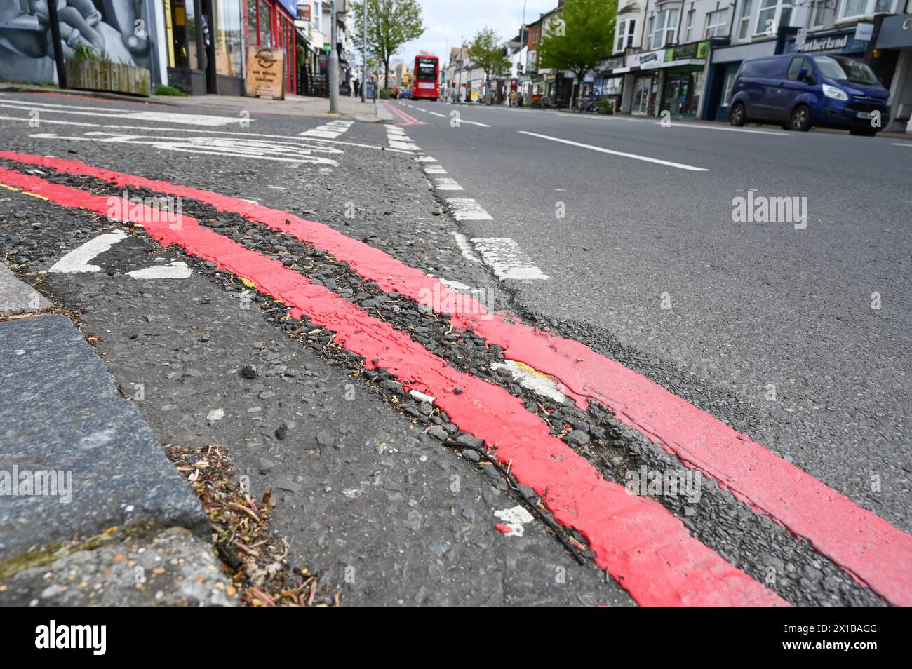 Brighton Royaume-Uni 16 avril 2024 - Lewes Road à Brighton qui est l'une des routes de la ville où la route rouge ne s'arrête pas à tout moment les règles ont été introduites par Brighton & Hove City Council for Motorists . Des doubles lignes rouges ont été marquées le long des rues pour lutter contre le stationnement anti-social mais certaines entreprises sont mécontents des restrictions : Credit Simon Dack / Alamy Live News Banque D'Images