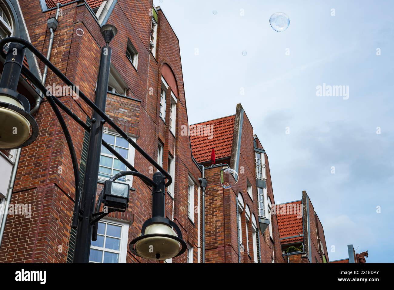 Des bulles de savon chatoyantes s'élèvent dans le ciel devant l'Université de Rostock sur la place de l'Université, Rostock, Mecklembourg-Poméranie occidentale, Allemagne. Banque D'Images