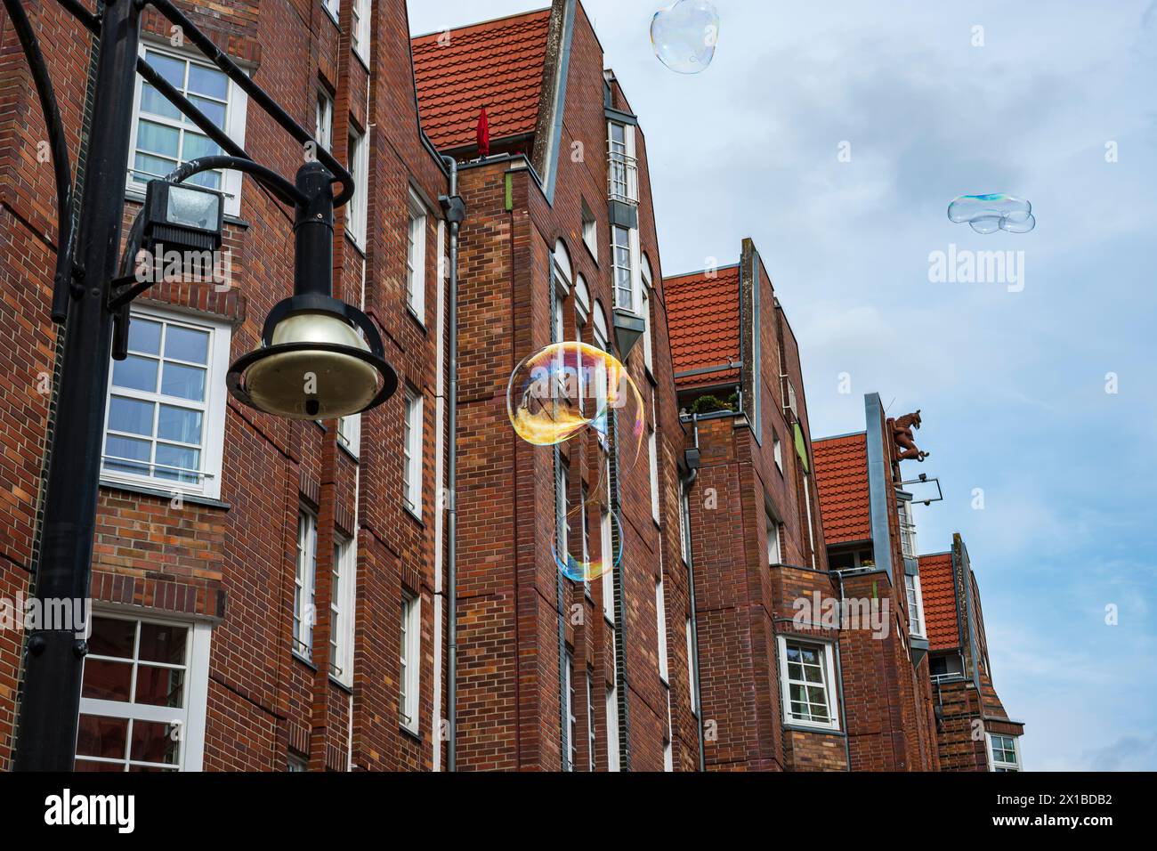 Des bulles de savon chatoyantes s'élèvent dans le ciel devant l'Université de Rostock sur la place de l'Université, Rostock, Mecklembourg-Poméranie occidentale, Allemagne. Banque D'Images