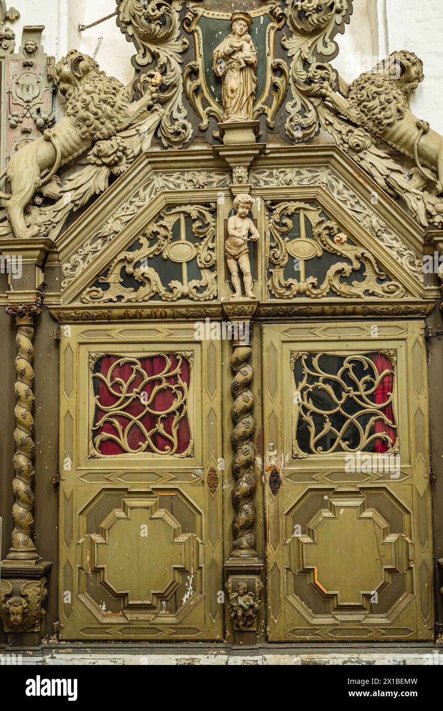 Portail richement décoré de l'une des chapelles de tombeau dans les bas-côtés de l'église Sainte-Marie à Rostock, Mecklembourg-Poméranie occidentale, Allemagne. Banque D'Images