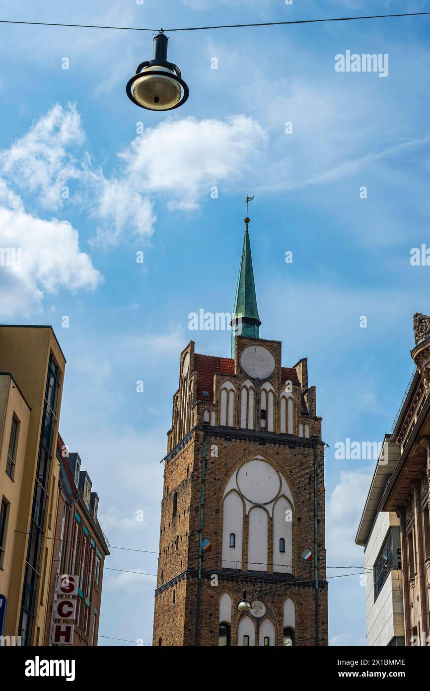 Rostock, Mecklenburg-Vorpommern, Deutschland Das Kröpeliner Tor von um 1270 am Ende der Kröpeliner Straße in der historischen Altstadt von Rostock, me Banque D'Images