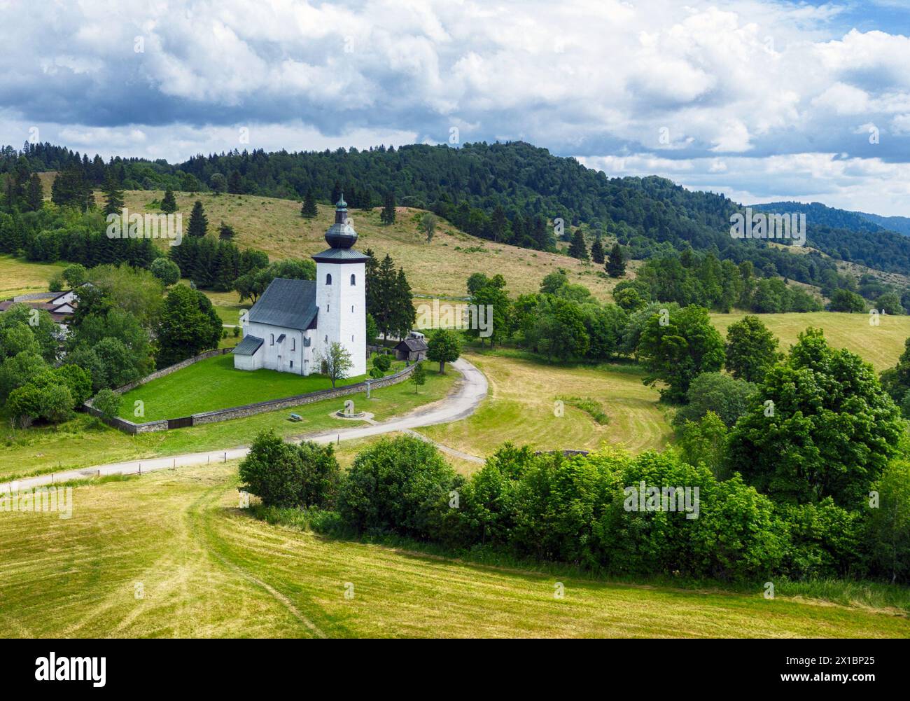 Drone vue de l'église, le centre géographique slovaque de l'Europe dans la localité de Kremnicke Bane en Slovaquie Banque D'Images