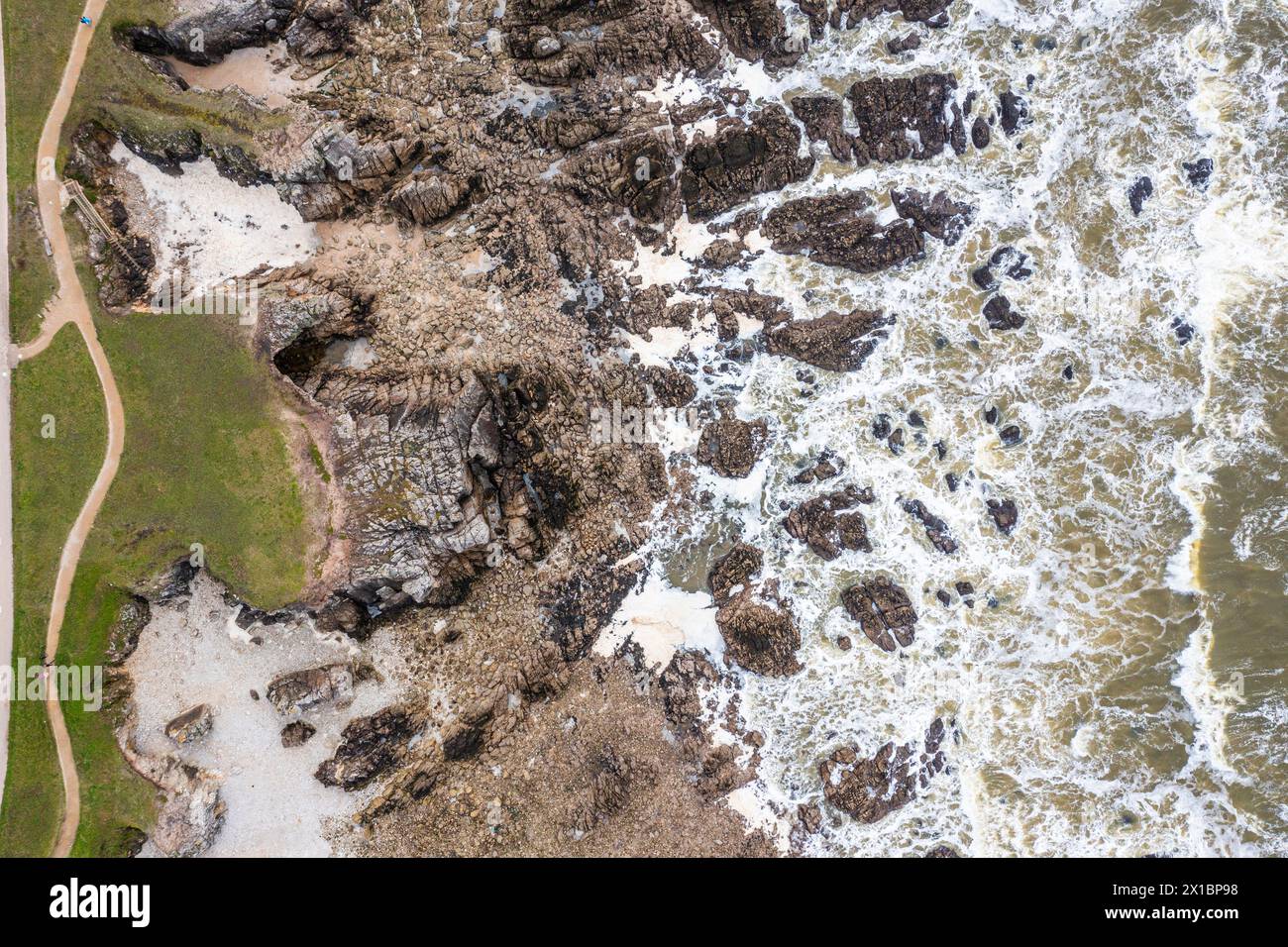 Côte océanique rocheuse en France, vue depuis un drone. Banque D'Images