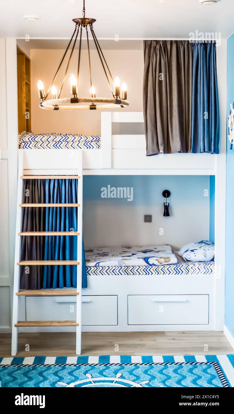 Rideaux bleus pour lit superposé pour les garçons dans la chambre sans personnes Banque D'Images