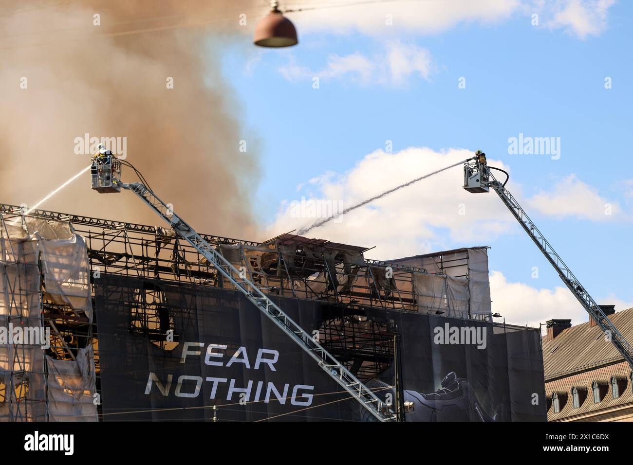 16.04.2024 - Copenhague, Danemark - célèbre bâtiment de commerce en feu. Pompiers essayant d'éteindre les flammes. Célèbre bâtiment danois emblématique en ruines. Banque D'Images