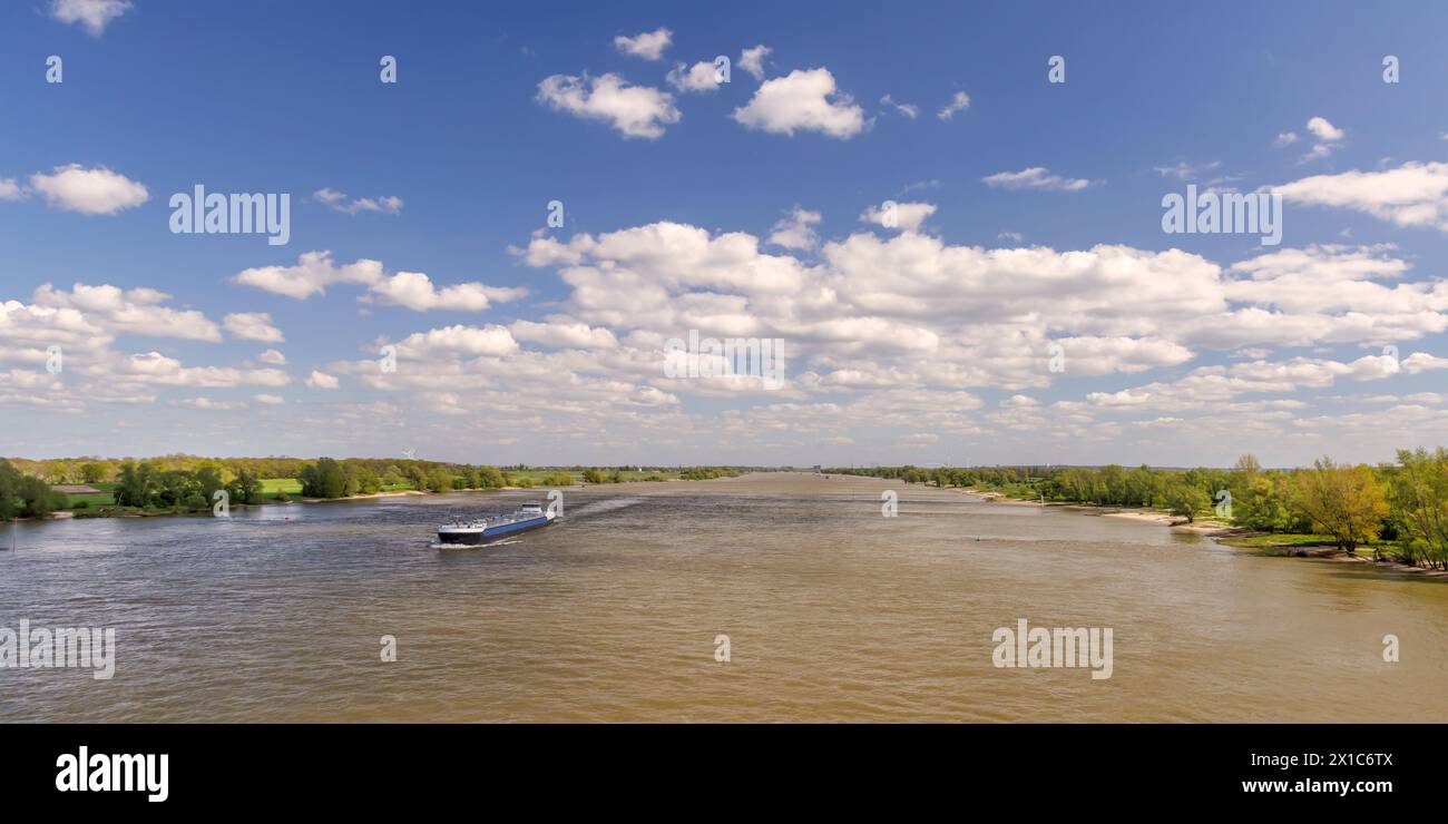 La rivière Waal à l'ouest de Nimègue avec un cargo qui passe aux pays-Bas Banque D'Images