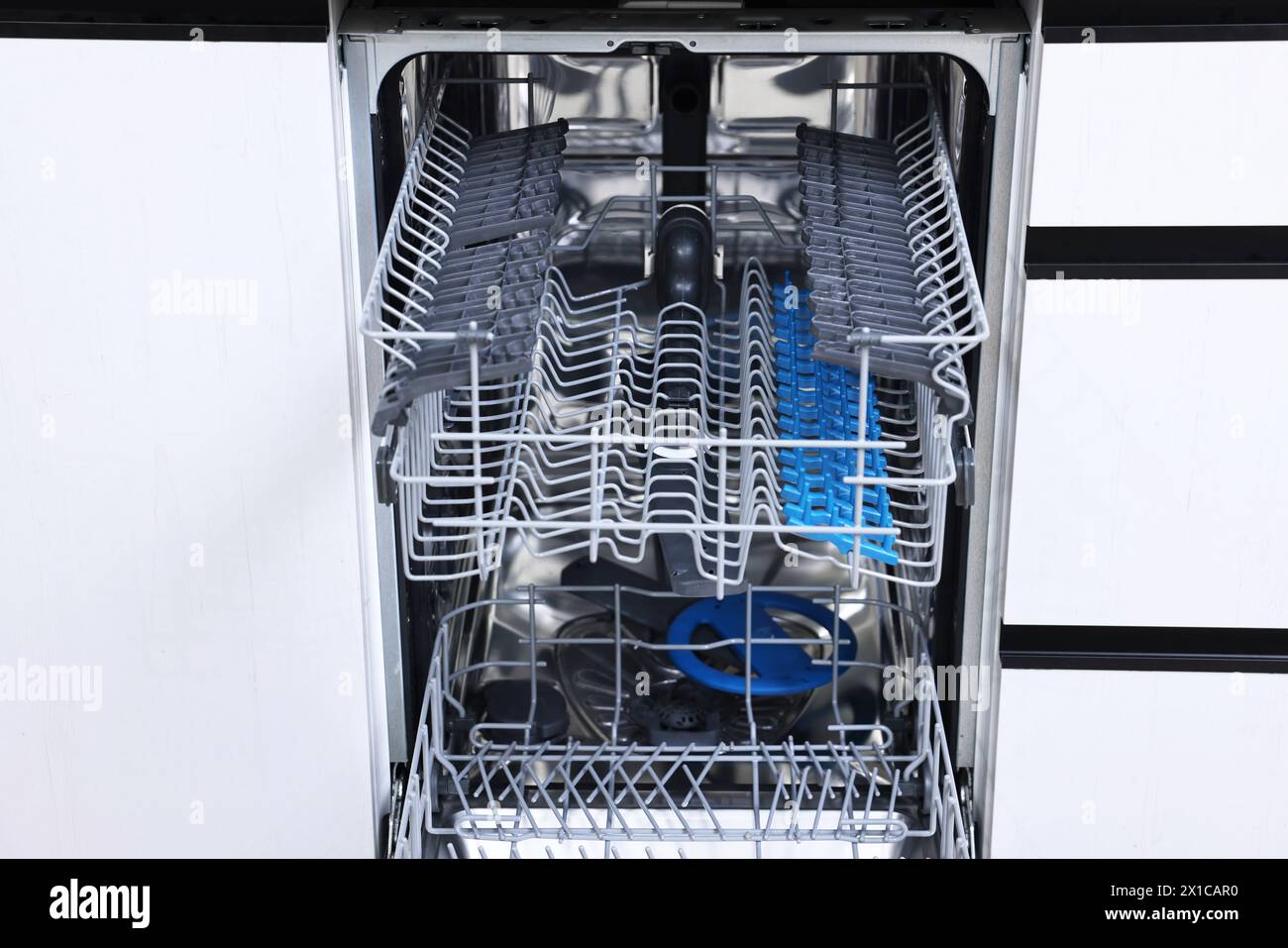 Ouvrez le lave-vaisselle vide propre à l'intérieur. Appareil électroménager Banque D'Images