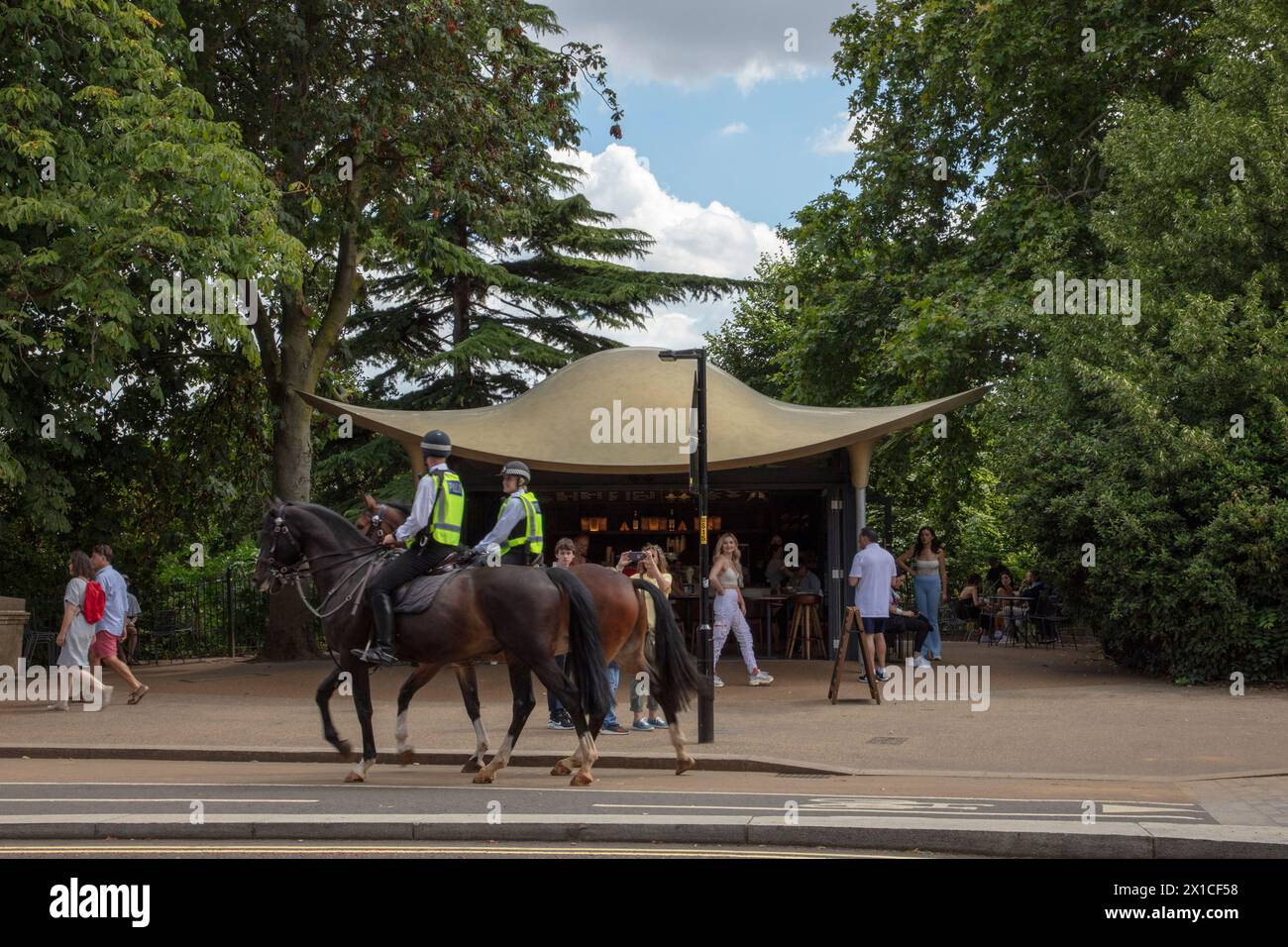 Kiosque à café en été. The Serpentine Coffee House, Londres, Royaume-Uni. Architecte : Mizzie Studio, 2019. Banque D'Images