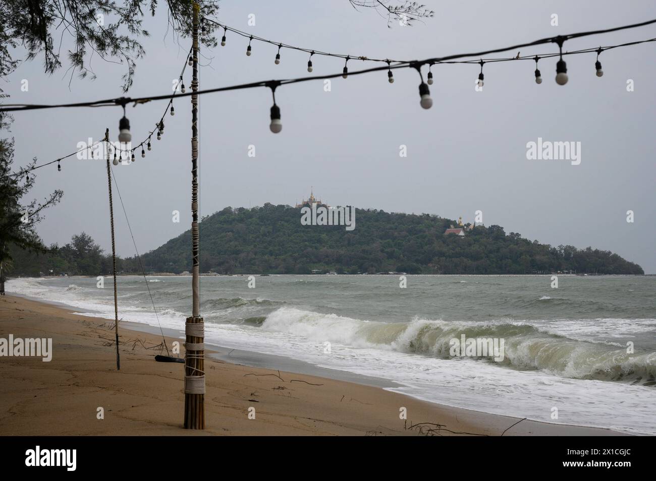 Schlechtes Wetter und hohe Wellen am Strand von Ban Krut Baan Krood - Thaïlande, février 2024 *** mauvais temps et fortes vagues sur la plage de Ban Krut Baan Krood Thaïlande, février 2024 Banque D'Images