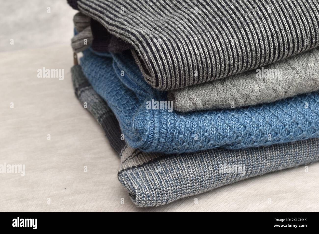 Pile de vêtements d'hiver chauds, pull, gros plan. Banque D'Images