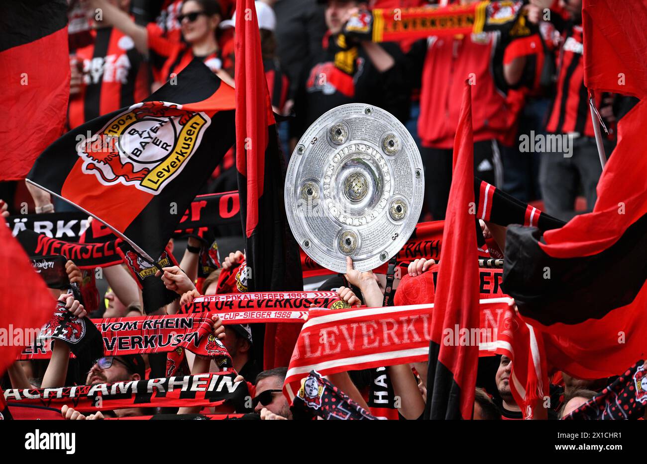 Bundesliga, BayArena Leverkusen ; Bayer Leverkusen vs SV Werder Brême ; Bayer fans avec trophée de championnat Banque D'Images