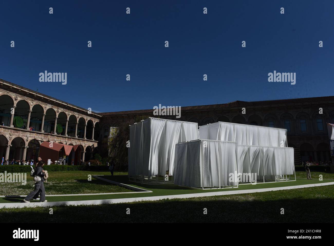 Milan, Italie. 16 avril 2024. Installation à l'Université de Milan, qui fait partie du Fuorisalone, pendant la Milan Design week 2024 (crédit image : © Ervin Shulku/ZUMA Press Wire) USAGE ÉDITORIAL SEULEMENT! Non destiné à UN USAGE commercial ! Banque D'Images
