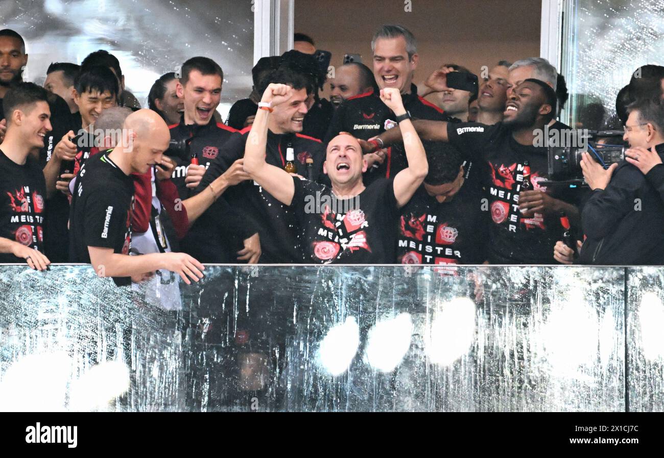 Bundesliga, BayArena Leverkusen ; Bayer Leverkusen vs SV Werder Brême 5:0 ; le directeur général Fernando Carro (LEV) célèbre le championnat avec les joueurs Banque D'Images