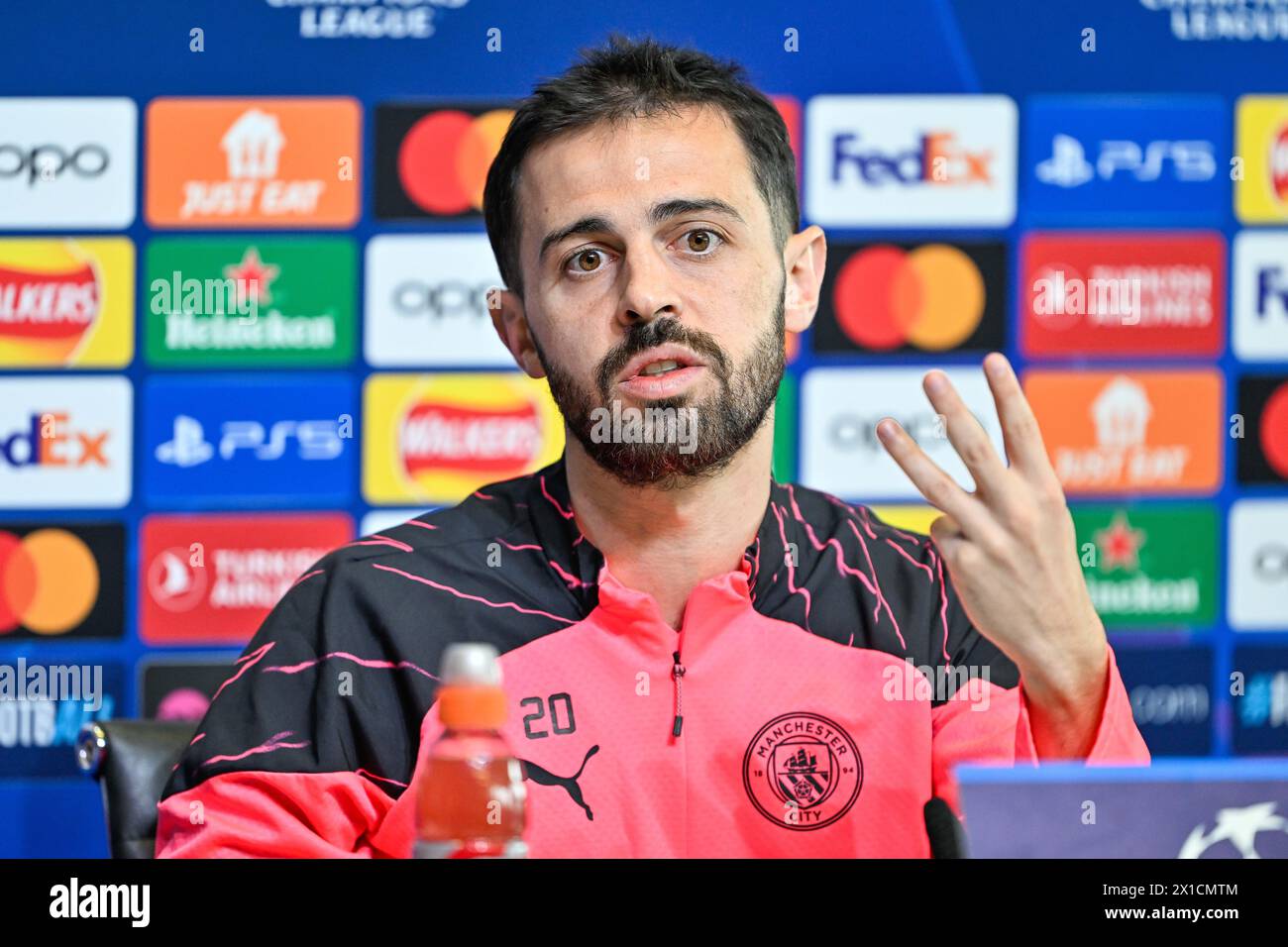 Manchester, Royaume-Uni. 16 avril 2024. Bernardo Silva de Manchester City gestes with 3 Fingers lors de la conférence de presse de la Manchester City Champions League au joie Stadium, Manchester, Royaume-Uni, 16 avril 2024 (photo de Cody Froggatt/News images), le 16/04/2024. (Photo de Cody Froggatt/News images/Sipa USA) crédit : Sipa USA/Alamy Live News Banque D'Images