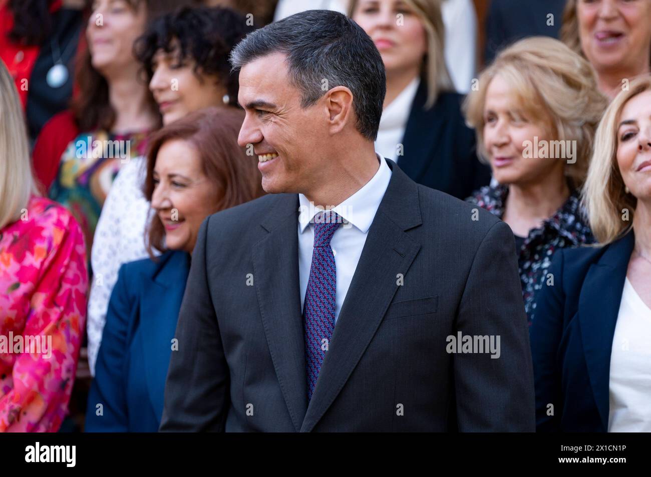 Politique espagnole 2024: Pedro Sanchez lors de la session plénière extraordinaire de l'Observatoire d'Etat de la violence contre les femmes le premier ministre espagnol Pedro Sanchez a vu sourire lors de la session plénière extraordinaire de l'Observatoire d'Etat de la violence contre les femmes au siège officiel du gouvernement espagnol au Palacio de la Moncloa à Madrid. Madrid Palacio de la Moncloa Madrid Espagne Copyright : xAlbertoxGardinx AGardin 20240416 Politics Pedro Sanchez OVM 007 Banque D'Images