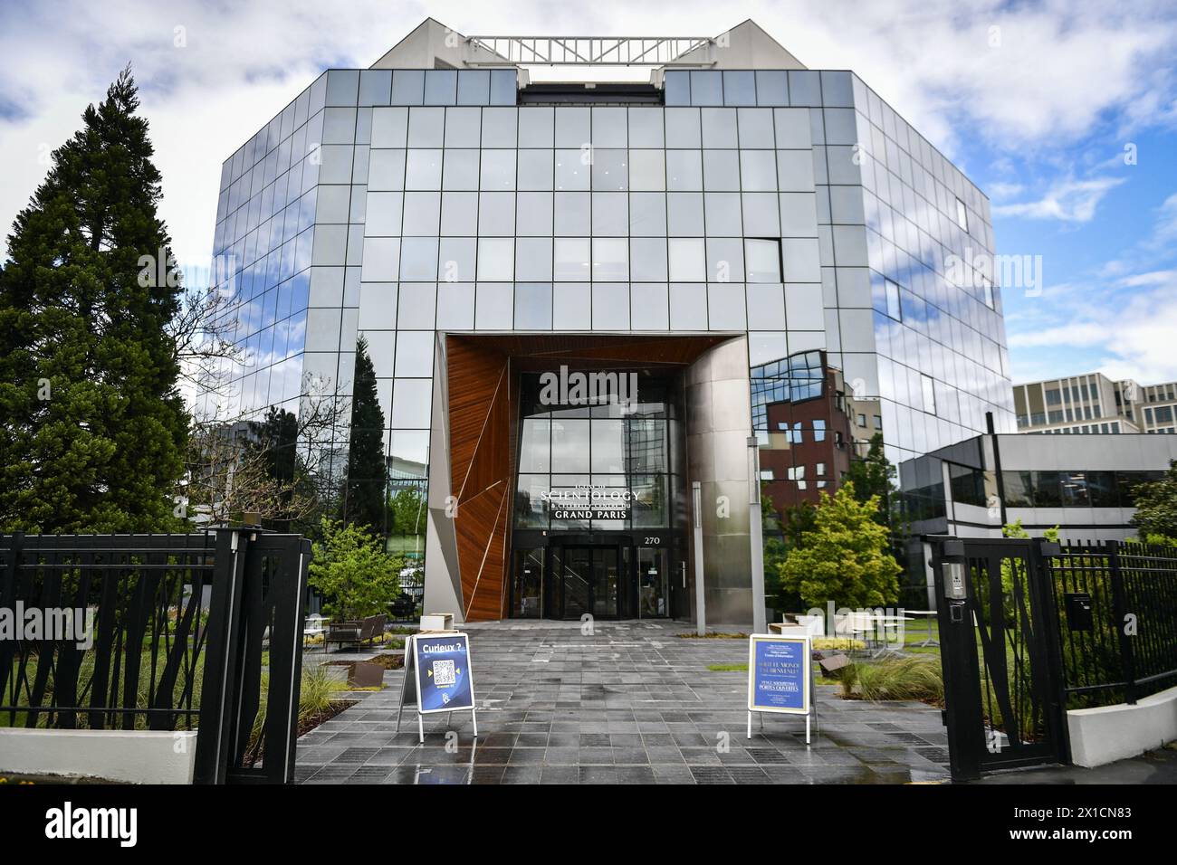 Cette photographie montre l’Église de Scientologie et Centre des célébrités du Grand Paris, à Saint-Denis au nord de Paris le 16 avril 2024. Photo Firas Abdullah/ABACAPRESS.COM Banque D'Images