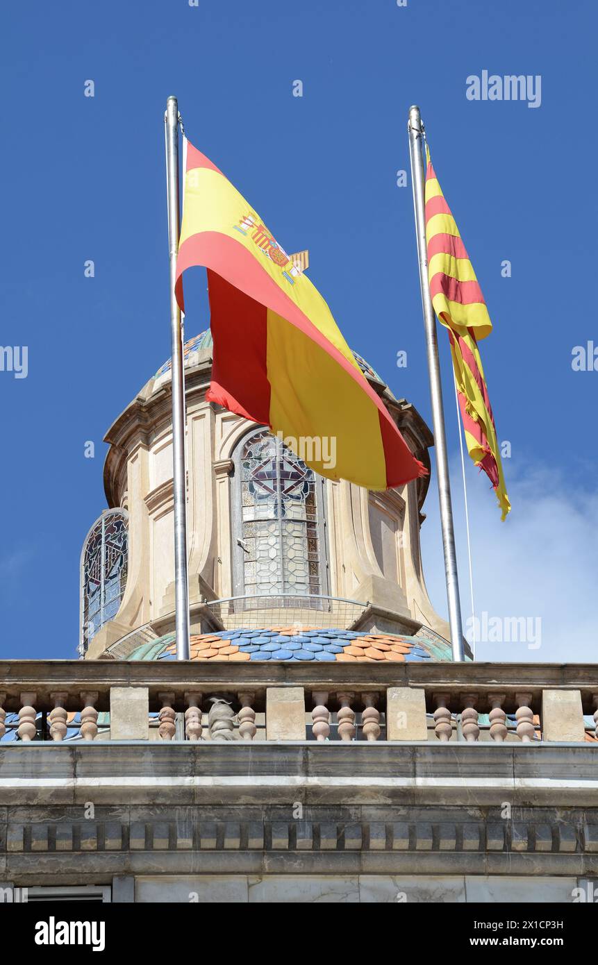 Drapeaux de l'Espagne et de la Catalogne ensemble - Palau de la generalitat de Catalunya à Barcelone Banque D'Images