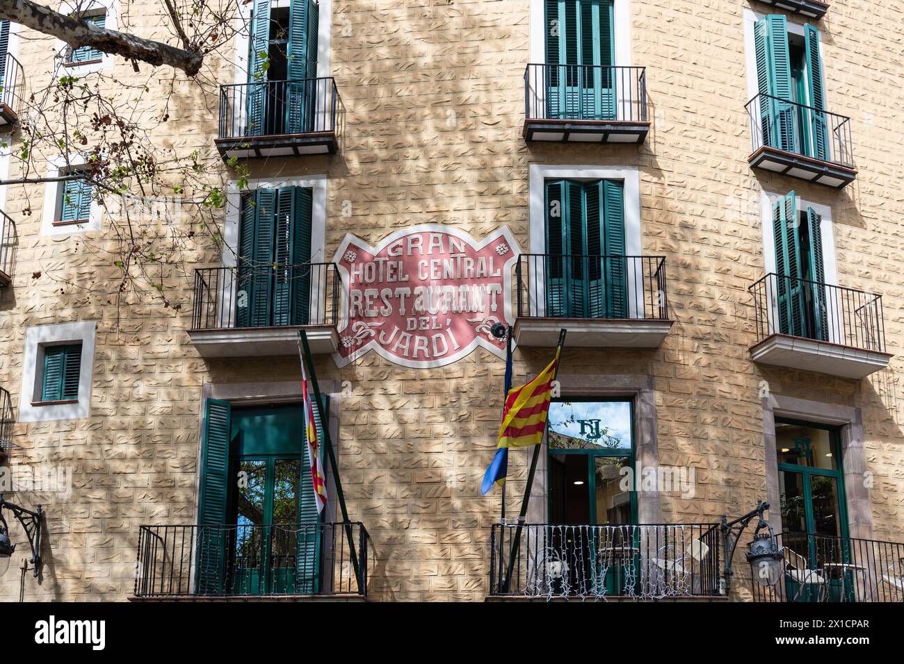 Barcelone, Espagne : façades de maisons à la Placa del Pi, une charmante place située dans le quartier gothique (Barri Gotic) Banque D'Images